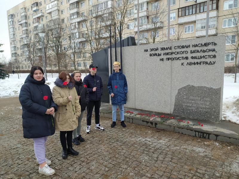 Возложение цветов к памятникам погибшим воинам, воинским обелискам, могилам Неизвестного солдата.