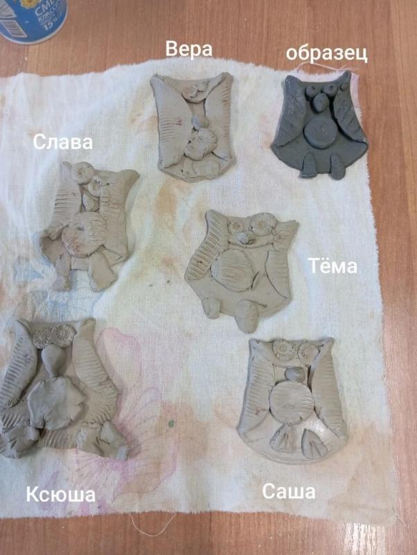 Смотрите, какие совушки родились в гончарной мастерской! Наши самые маленькие умельцы лепили сову - строго по образцу, но у каждого получилась своя, с характером.
