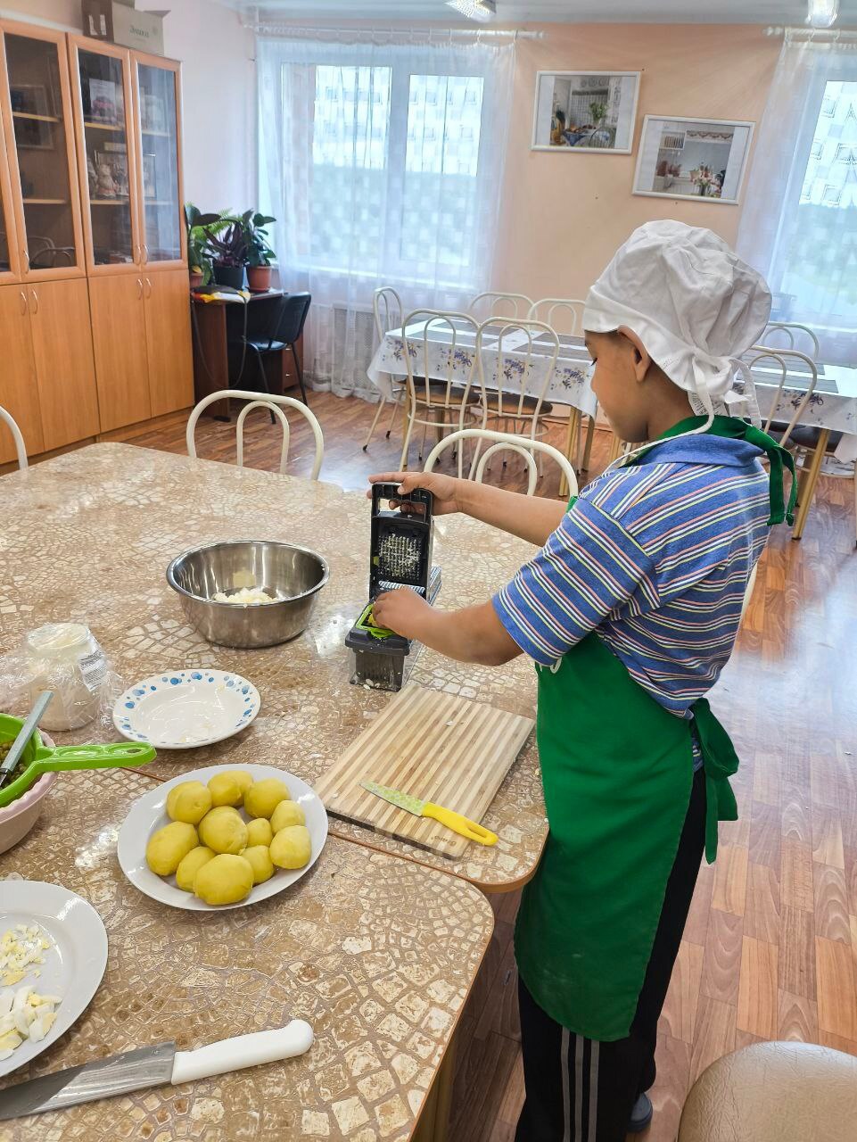 На прошедшем занятии вместе с замечательной Надеждой Демьяновной наши юные поварята приготовили классический салат "Столичный".