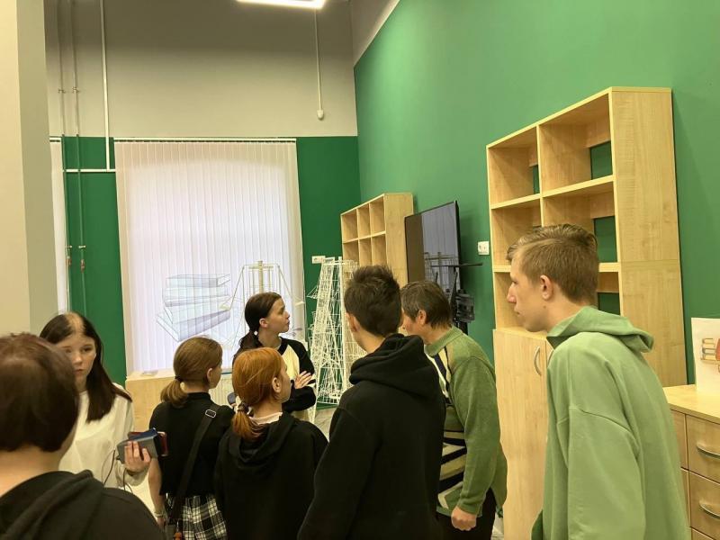 Наши старшие воспитанники побывали в новом здании Никольской городской библиотеки.