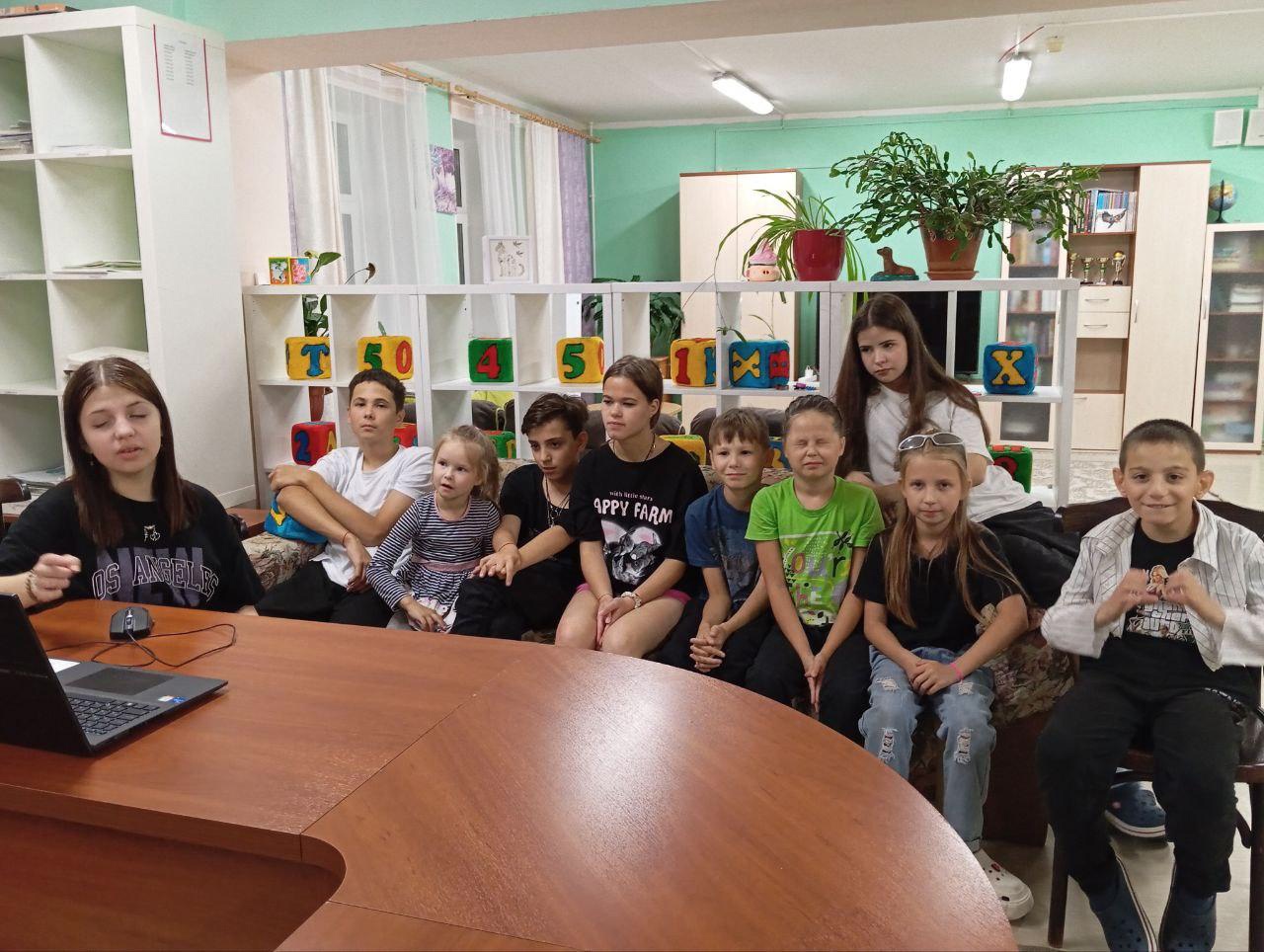 В сентябре для ребят были проведены воспитательские часы в различных формах и в разных направлениях, но их объединяло одно - помочь детям познавать себя и окружающий мир. В сентябре для ребят были проведены воспитательские часы в различных формах и в разных направлениях, но их объединяло одно - помочь детям познавать себя и окружающий мир.