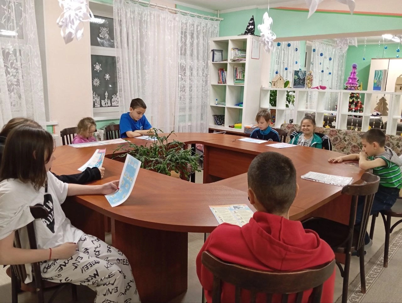 На этой недели воспитатели провели с ребятами беседы, презентации, лекции по различным темам.