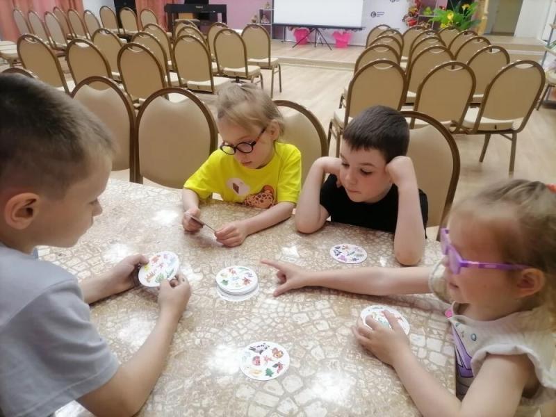 Лето — время, когда даже самые музыкальные занятия могут пойти не по нотам. Наши малыши сегодня пришли к музыкальному руководителю с чётким настроем: «Петь не будем!»