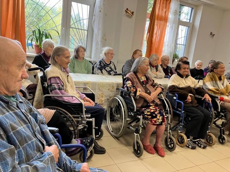 Наши воспитанники организовали и провели праздничный концерт в честь праздника "Дня пожилого человека" 