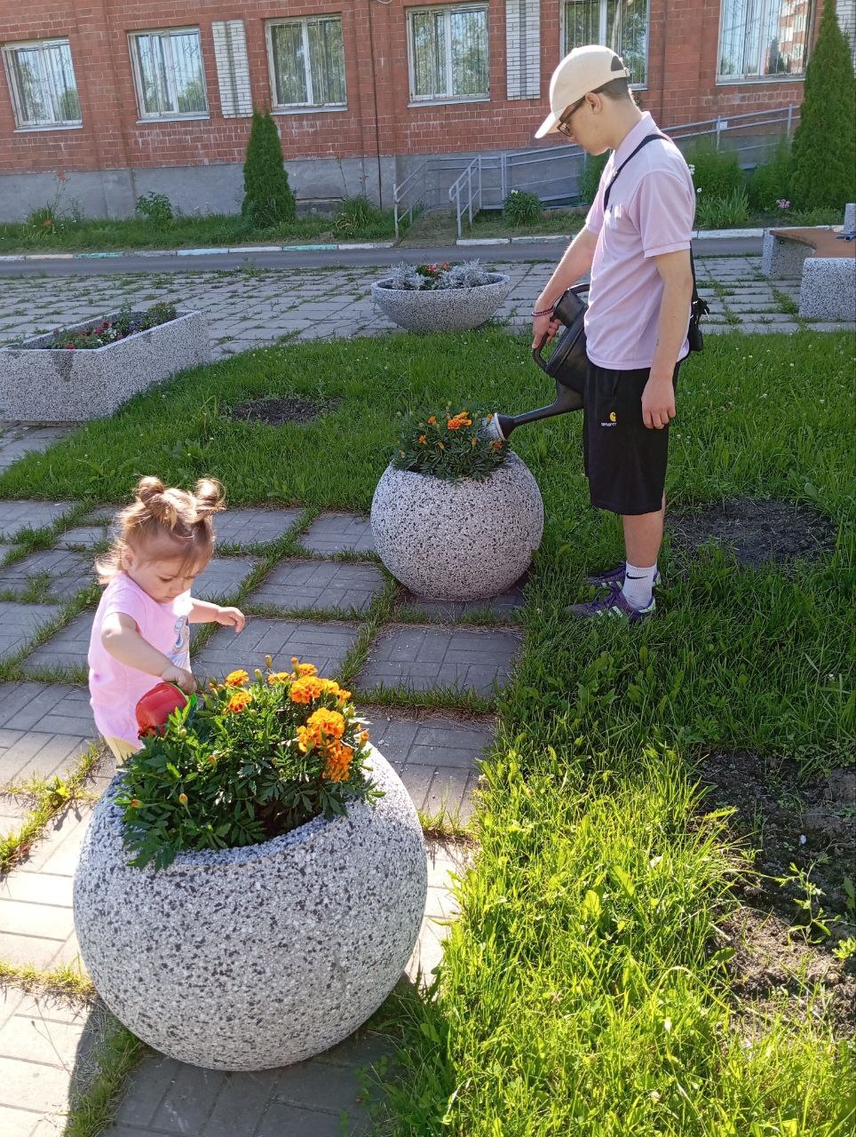 Лето! И особая любовь ребят – полив цветов