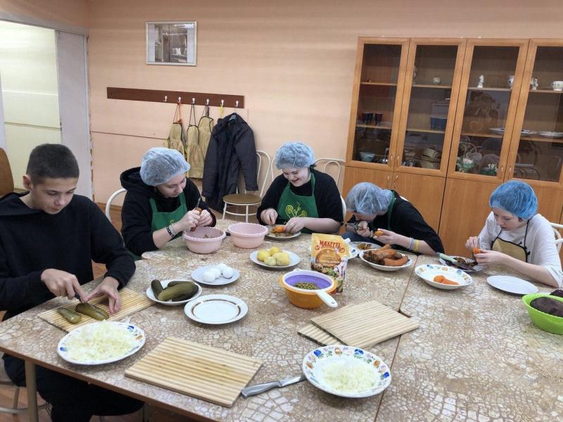 Старшие ребята в выходные на занятиях по кулинарии участвовали в "свекольном марафоне").
