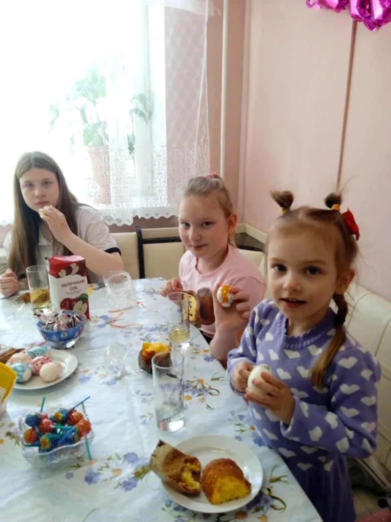 В праздник Светлой Пасхи наши ребята получили настоящий подарок - ароматные домашние куличи. И за это мы благодарим