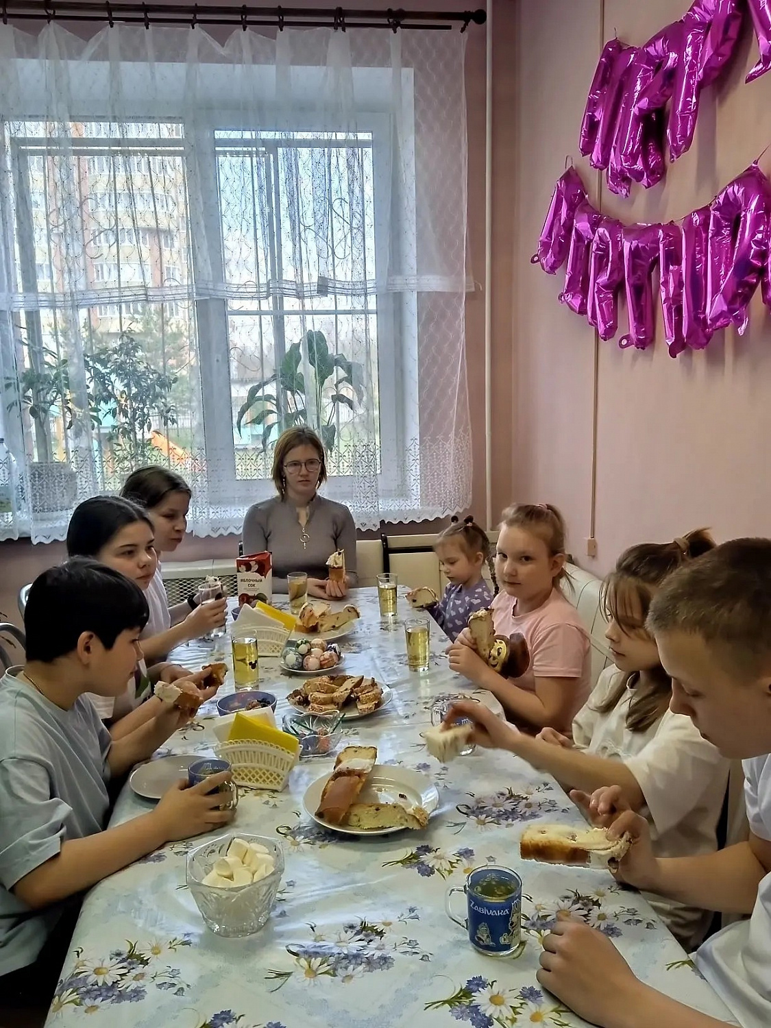 В праздник Светлой Пасхи наши ребята получили настоящий подарок - ароматные домашние куличи. И за это мы благодарим