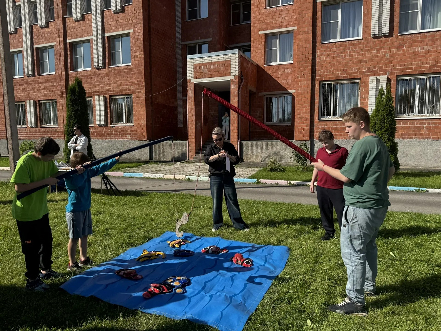 В Никольском ресурсном центре прошел день, который запомнится надолго. К нам приехали друзья-энтузиасты во главе с Юлией, и с этой минуты привычный ритм жизни сменился на шумный, весёлый и немного суматошный.
