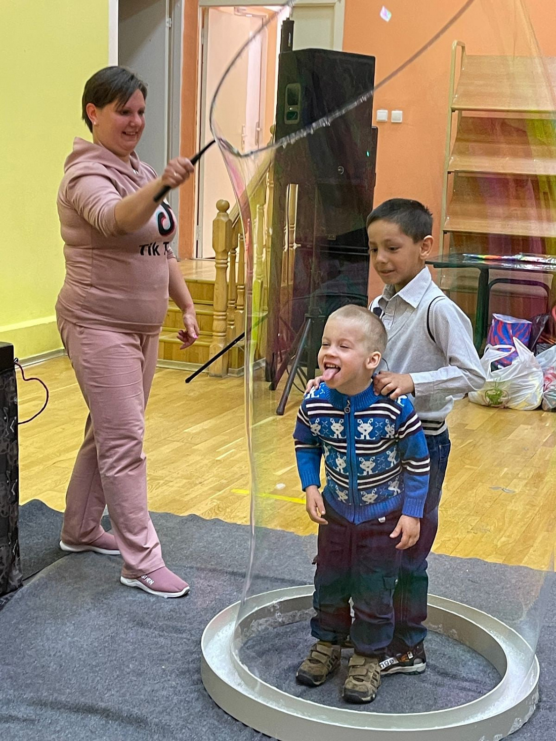 Шоу мыльных пузырей от БФ"Помощь детям"