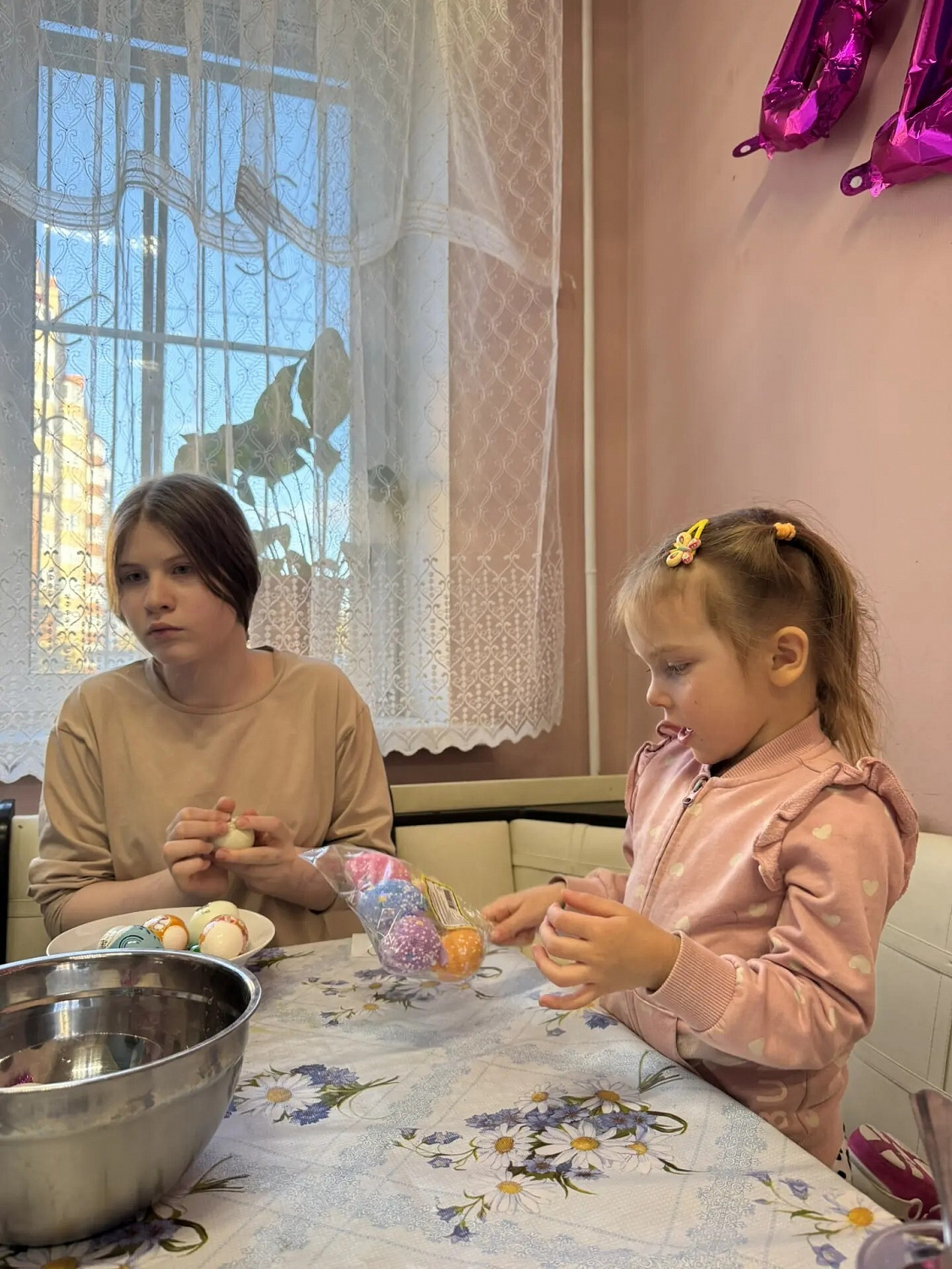 Суббота в Никольском ресурсном центре превратилась в настоящий творческий цех по производству пасхальных яиц.
