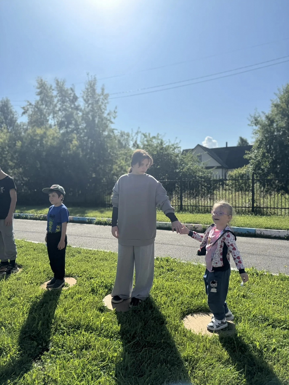 В Никольском ресурсном центре прошел день, который запомнится надолго. К нам приехали друзья-энтузиасты во главе с Юлией, и с этой минуты привычный ритм жизни сменился на шумный, весёлый и немного суматошный.