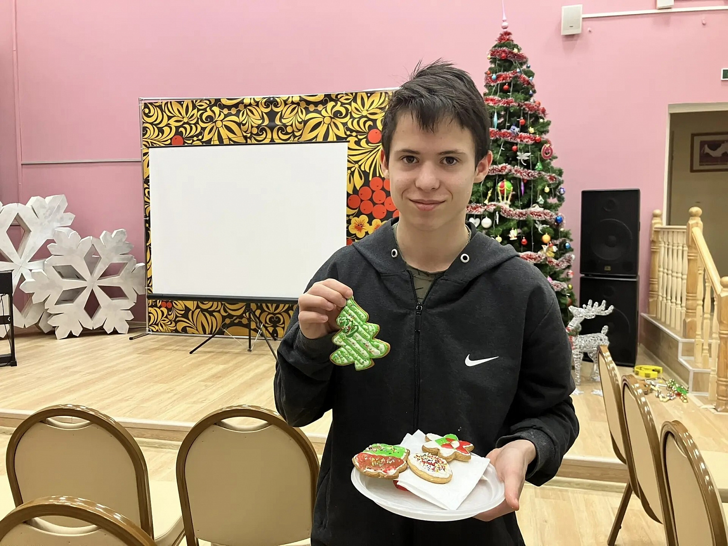 Ребята побывали на волшебном мастер-классе по росписи медовых пряников, который для нас организовали волонтеры АНО «Центр социальной поддержки и добровольчества «Созидатели».
