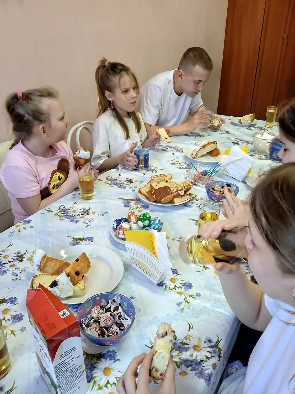 В праздник Светлой Пасхи наши ребята получили настоящий подарок - ароматные домашние куличи. И за это мы благодарим
