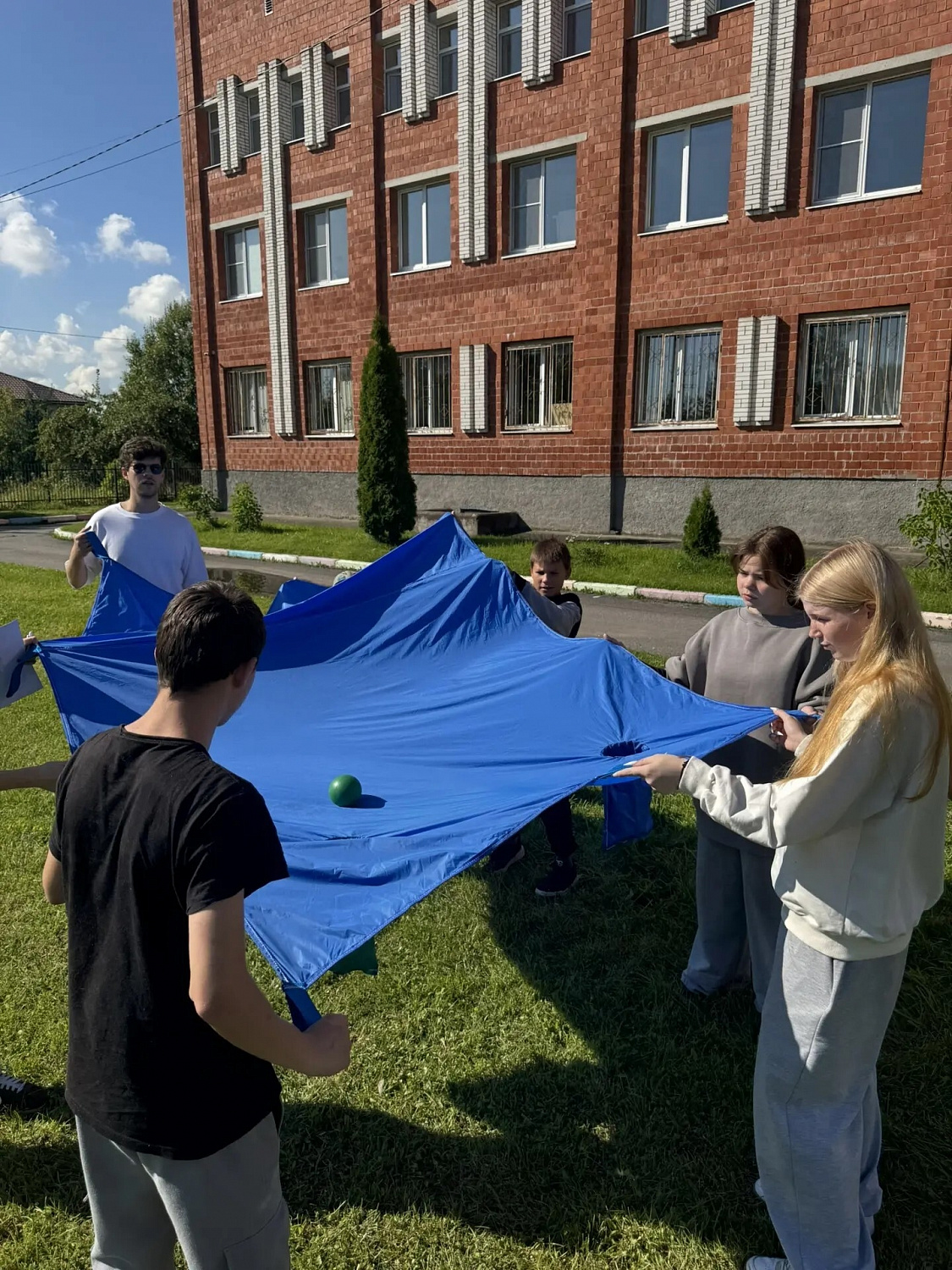 В Никольском ресурсном центре прошел день, который запомнится надолго. К нам приехали друзья-энтузиасты во главе с Юлией, и с этой минуты привычный ритм жизни сменился на шумный, весёлый и немного суматошный.